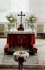 Taufstein und Altar